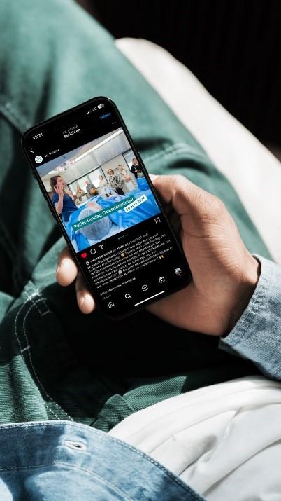 Iemand bekijkt een Instagram post van AZ Monica