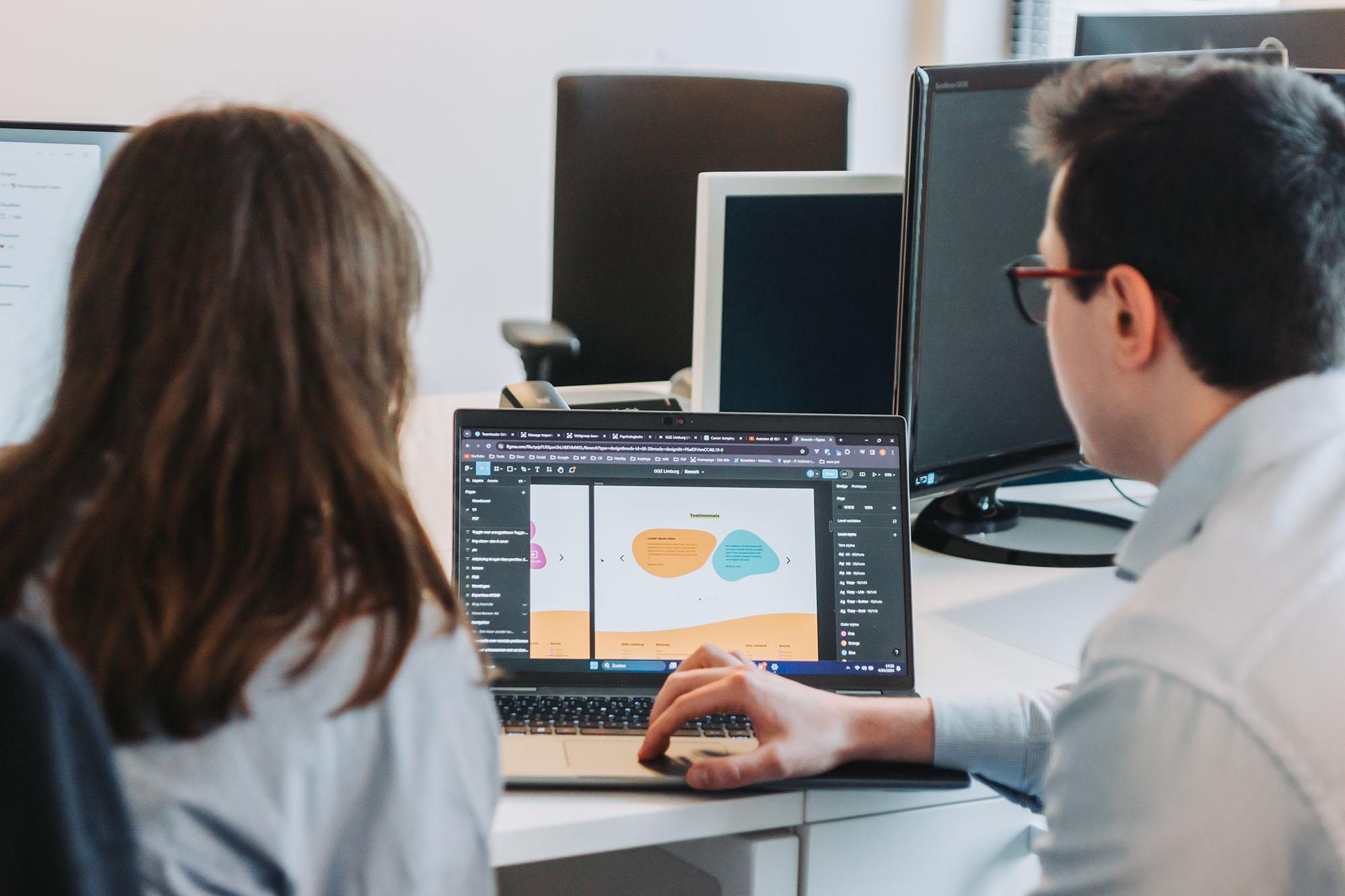 Projectmanager en developer bespreken een website Projectmanager en developer bespreken een website