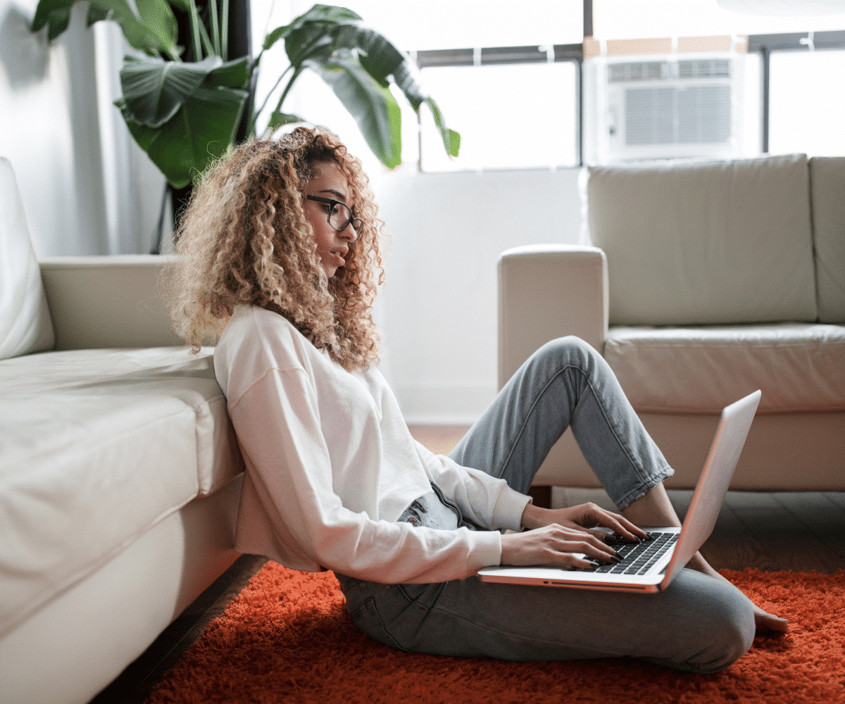 vrouw aan pc vrouw aan pc